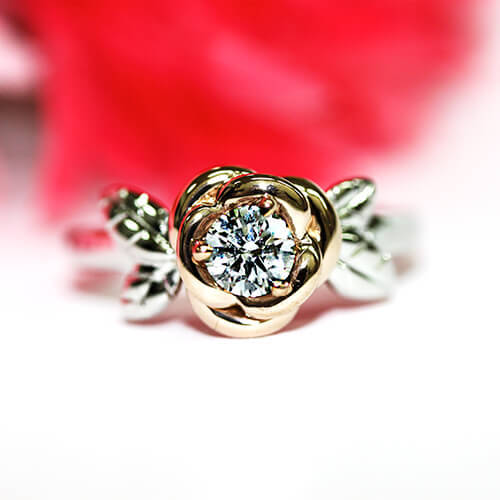 情熱と愛の象徴である薔薇をデザインしたローズエンゲージリングです。海外にいる彼女さんへ想いを込めた素敵な婚約指輪です。