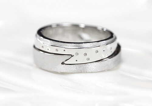 ハードプラチナ９００ダイヤモンドマリッジリング 二つの指輪がピッタリと合体するマリッジリング