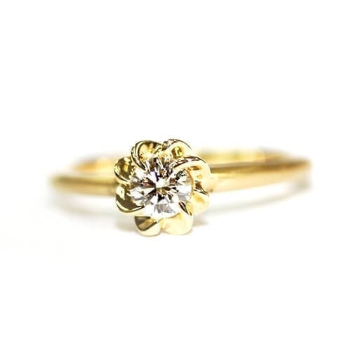 八本の爪を斜めにすることでフラワーデザインにすることが出来ます。指に一輪の花が咲いたような可愛らしい婚約指輪です。
