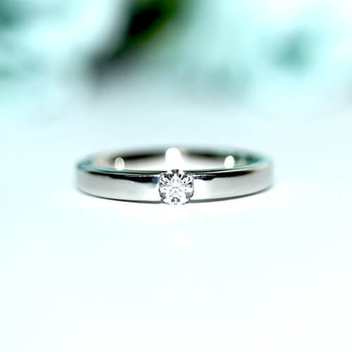 指輪の腕が伸びて中心のダイヤモンドを挟み込む普段にも着けたいデザインです。
