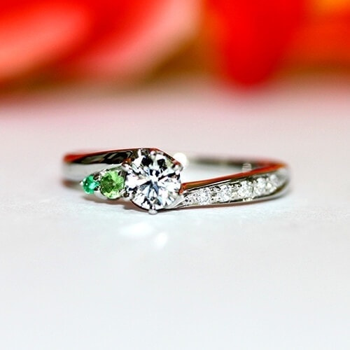 婚約指輪シンプルデザインベスト２ Pt900ダイヤモンド婚約指輪　ペリドット、エメラルド入り
