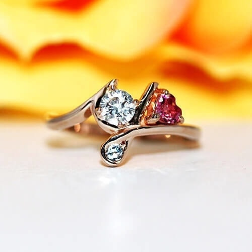 婚約指輪オリジナルデザインベスト５　K18イエローゴールドダイヤモンド婚約指輪アクアマリン、ハートカットピンクトルマリン入り　女性のイニシャル「Y」