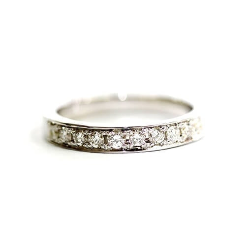 エタニティーリングを婚約指輪として少し大きめのダイヤモンドを並べました。指輪の内側には特別なメッセージの入ったリングです。