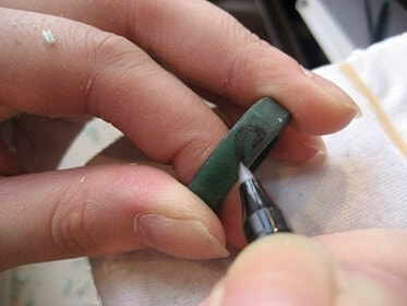 手作り指輪の手順　デザインや模様などを入れるための目印をつけます。